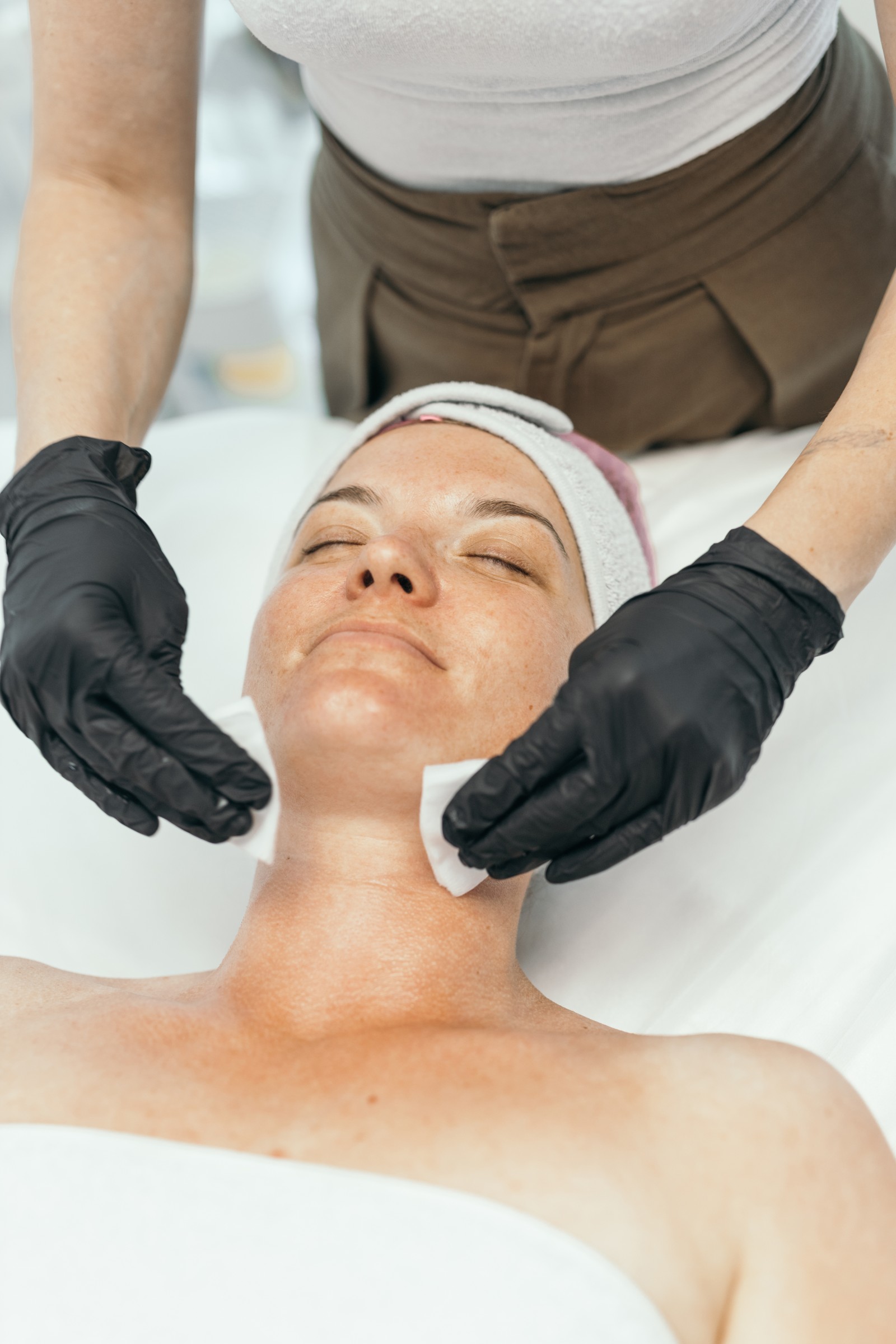 Cleansing the skin before the treatment — brand content for a clinic, Brussels