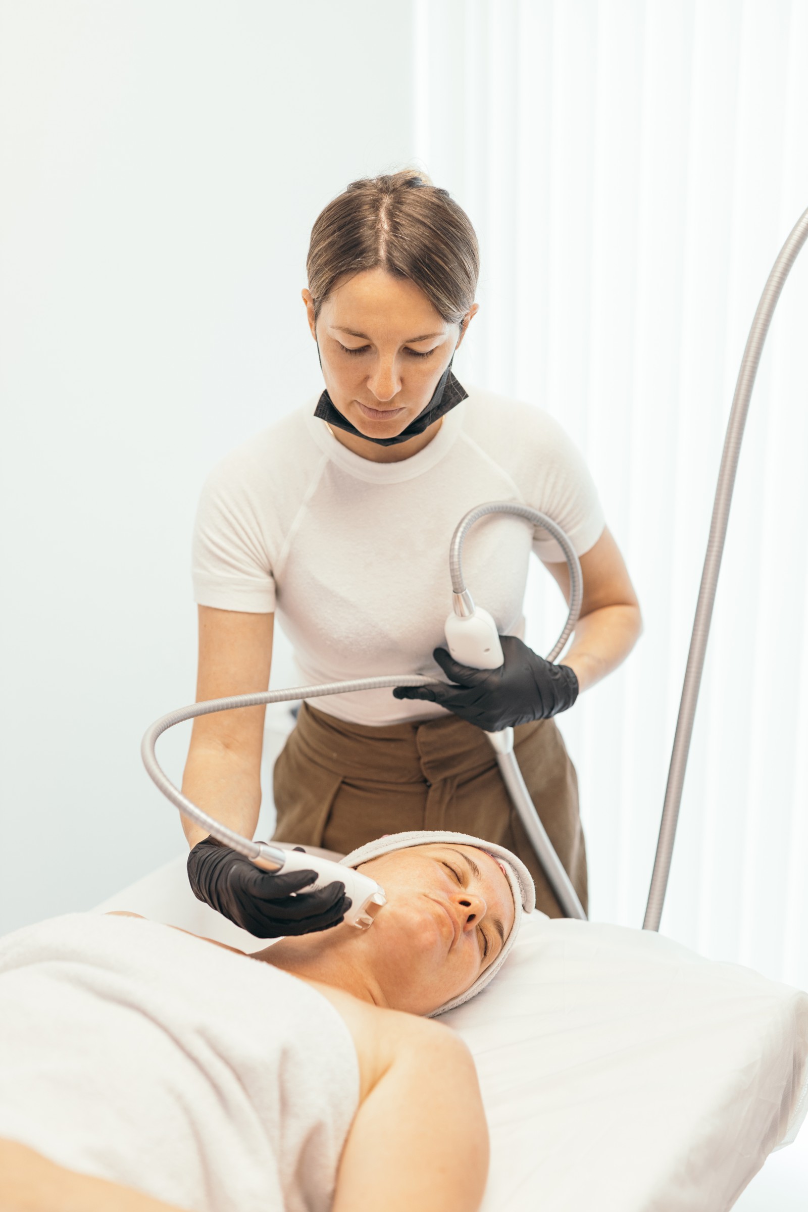 Device-based facial treatment — brand content for a clinic, Brussels