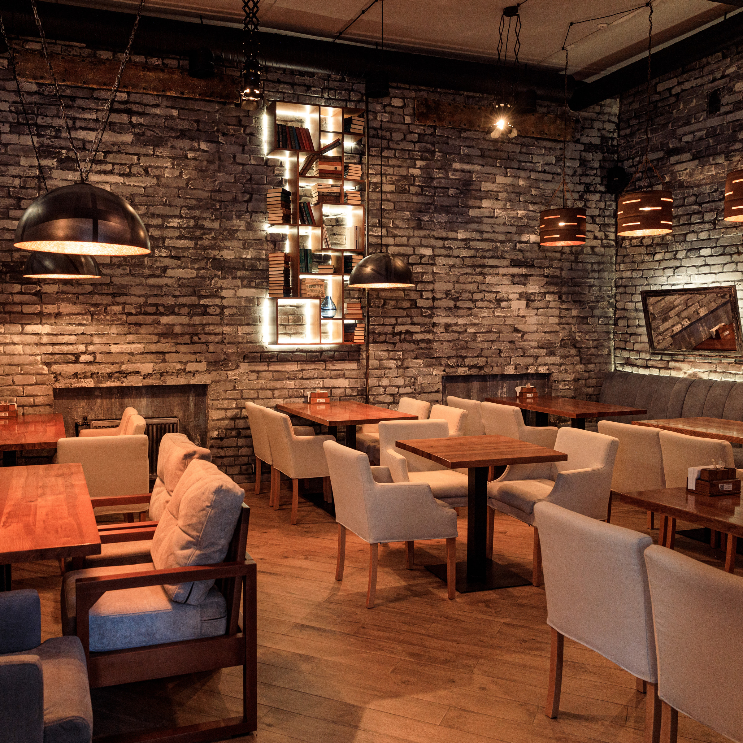 Dining room with white chairs — Interior Photography, Brussels